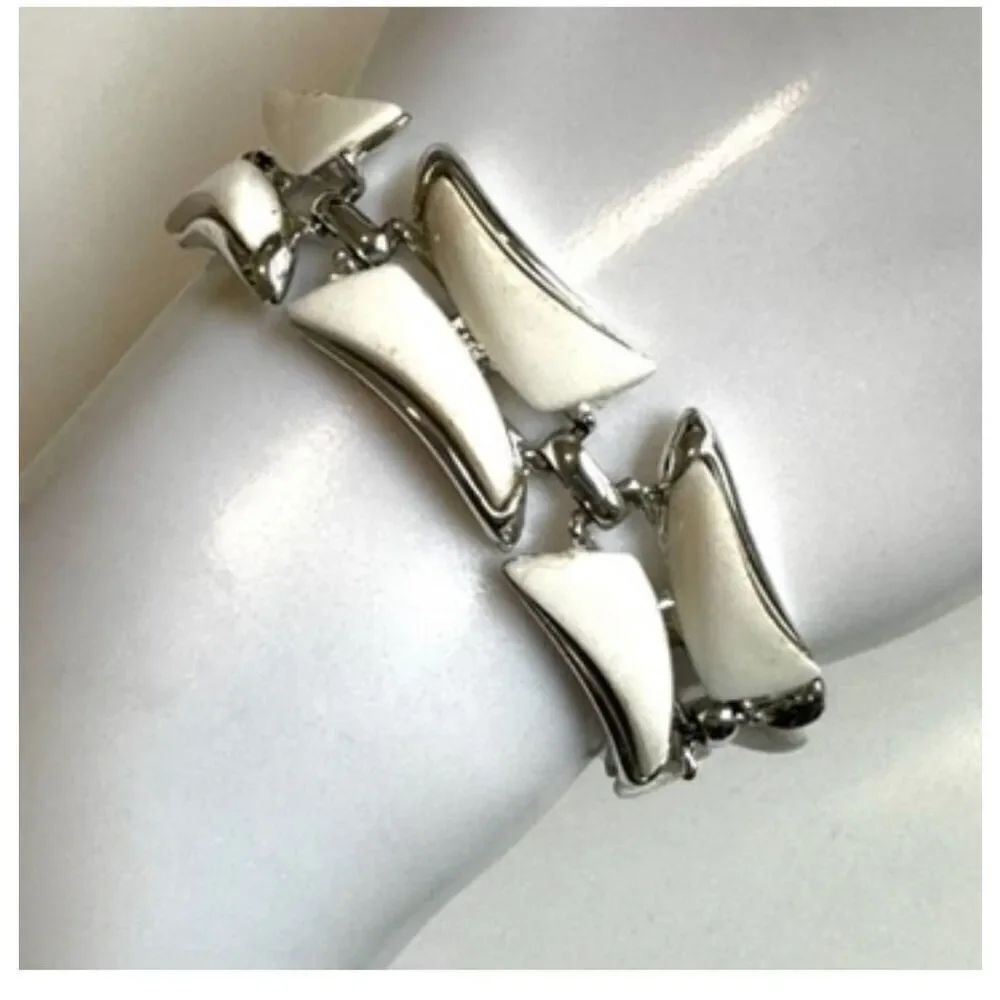 B.S.K. white vintageโbracelet